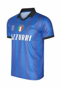 Blauw voetbalshirt met verticale strepen, zwarte kraag, witte letters "AZZURRI," en een patch van de Italiaanse vlag. Lichtgewicht, ademend materiaal.