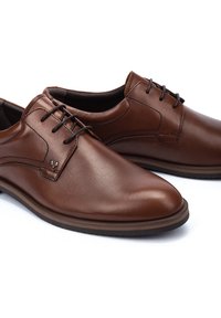 Chaussures habillées en cuir marron avec une finition lisse, un bout arrondi, un design à lacets, des coutures discrètes et une semelle en caoutchouc à profil bas.