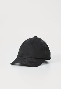 Schwarze Kappe mit strukturiertem Muster, gebogenem Schirm und verstellbarem Riemen auf der Rückseite. Hergestellt aus leichtem, synthetischem Material.