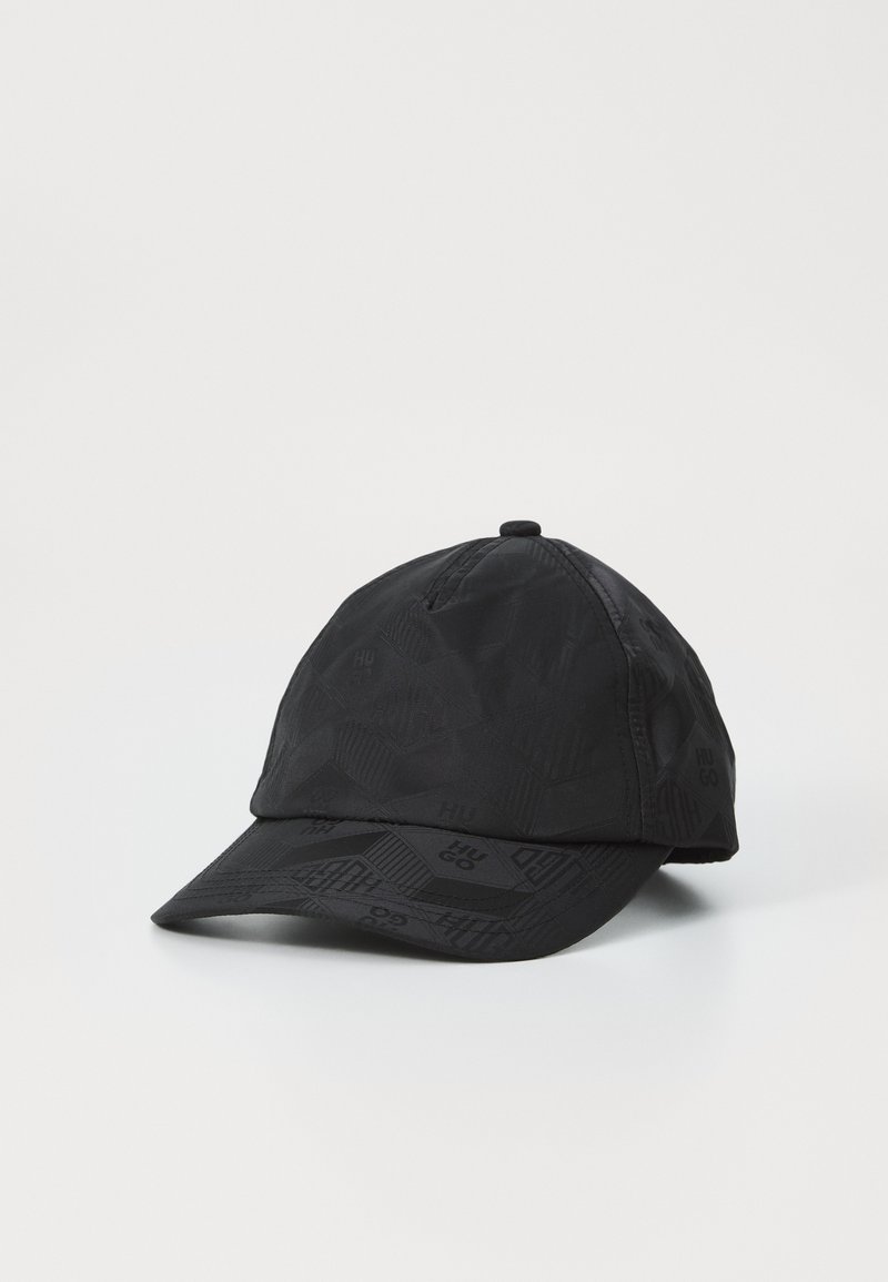 Schwarze Kappe mit strukturiertem Muster, gebogenem Schirm und verstellbarem Riemen auf der Rückseite. Hergestellt aus leichtem, synthetischem Material.