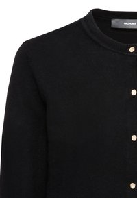 Svart stickad kofta med rundad halsringning, prydd med guldtonade knappar fram och en mjuk, strukturerad yta.