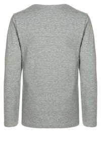 Camisa de manga larga gris claro con diseño simple, mostrada desde atrás, con cuello redondo y textura de tela suave.