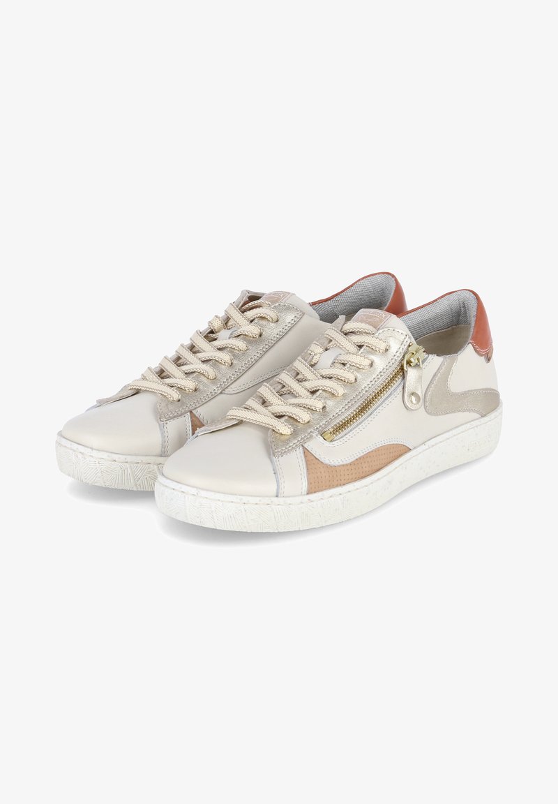 Zapatillas de cuero beige con acentos dorados, que cuentan con un panel lateral texturizado, cordones y un detalle de cremallera funcional en el lado exterior. Suela de goma blanca.