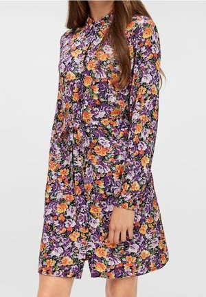 Bloemenjurk met lange mouwen, met een paarse basis, meerkleurige bloemen, een kraag en een geplooide taille.