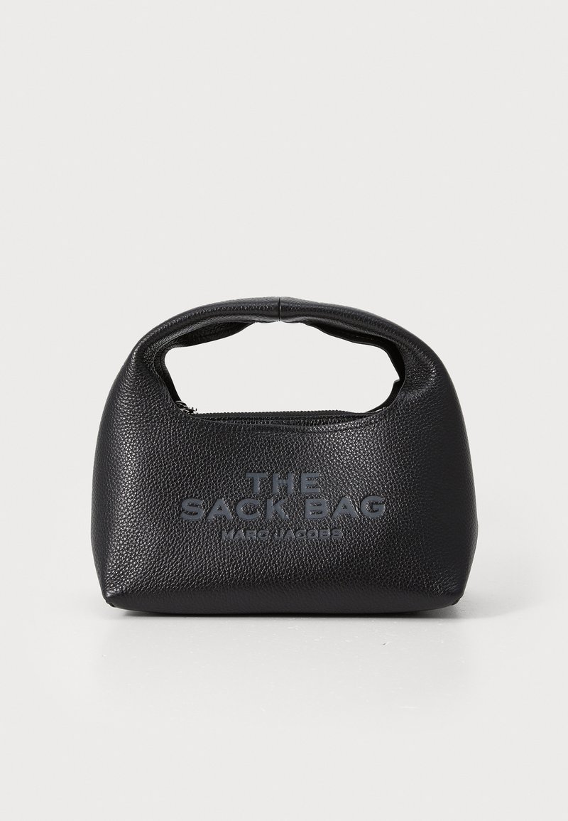 Musta nahast käekott, millel on ümar siluett, varustatud ülemise käepidemega ja esiküljel on reljeefne tekst "THE SACK BAG". Tõmblukk detail.