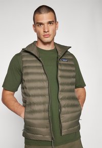 Patagonia DOWN SWEATER VEST - Liemenė - pine needle green