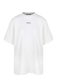 Witte oversized katoenen t-shirt met korte mouwen en een ronde hals. Heeft een klein zwart "MISAGA®" logo aan de voorzijde.
