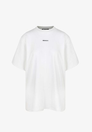 Biała, oversize'owa koszulka z bawełny z krótkim rękawem i okrągłym dekoltem. Posiada małe czarne logo "MISAGA®" z przodu.