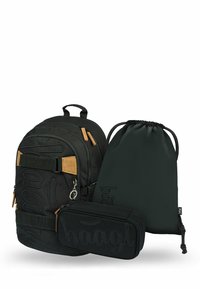 Zaino in tessuto nero con dettagli beige, con logo in rilievo, tasche con zip e spallacci regolabili. Include una borsa con cordoncino coordinata e un astuccio.