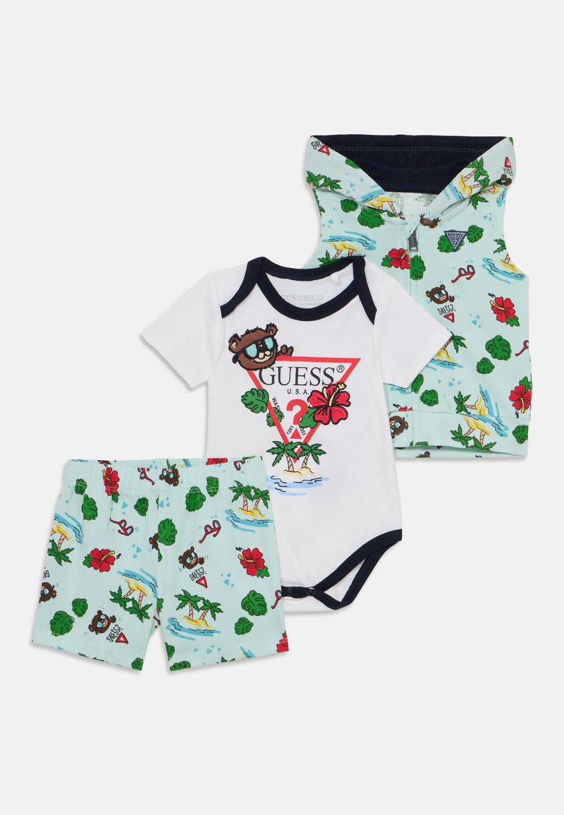 Conjunto de bebé de três peças composto por um body branco com uma ilustração colorida, calções azul claro com estampados tropicais e um colete com capuz a condizer.