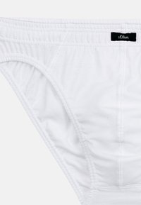 Weiße Baumwollunterwäsche mit elastischem Bund, flachen Nähten und einem kleinen schwarzen s.Oliver-Label auf der Rückseite. Weiche Textur, minimalistisches Design.