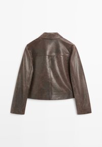 Brun jakke i imiteret læder med krave, cropped design og syninger bagpå. Glat tekstur med let glans. Lange ærmer.