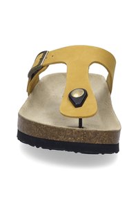 Gul læderflip-flop sandal med en naturlig ruskindsål, sorte hardware-detaljer og en tekstureret kork-mellemsål. Flad gummisål.