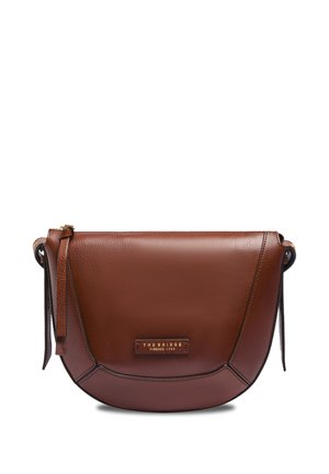 Borsa a tracolla in pelle marrone con bordi curvi, dettaglio cucito e una piccola targhetta con logo al centro davanti.