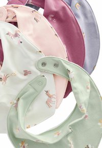 Quatre bavoirs bébé en tissu doux avec fermeture à pression, ornés de licornes, arcs-en-ciel et fées dans des couleurs pastel vert, rose, violet et blanc.