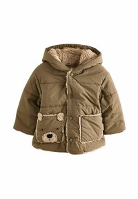 Olivgrön vadderad jacka med huva, som har en plysch björn-applikation på fickan och en mjuk, beige foder. Knäppning med knappar och texturerad trim.