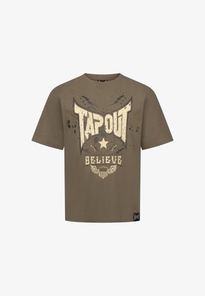 Brun bomulds T-shirt med et grafisk design med "TAPOUT" i slidte hvide bogstaver, stjerne og vinger nedenunder. Korte ærmer, rund hals.