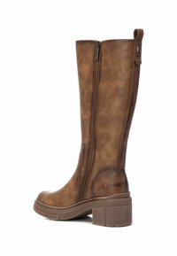 Botas marrones hasta la rodilla hechas de material sintético texturizado. Cuentan con un cierre lateral, tacón cuadrado y mínimos acentos decorativos.