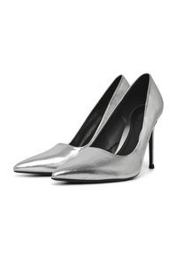 Metallisch silberne High Heels mit einer spitzen Zehenform, glatter Textur und schwarzem Innenfutter. Stiletto-Absätze für zusätzlichen Auftrieb.