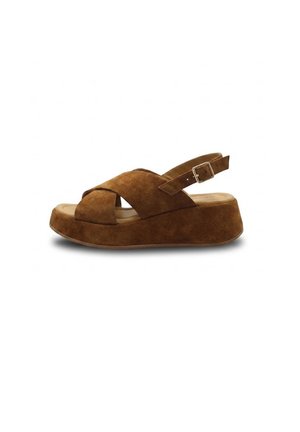 Sandalo platform in camoscio marrone con cinturini incrociati e fibbia regolabile su sfondo bianco.