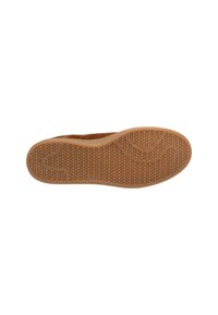 Suola di scarpa in suede marrone con fondo in gomma testurizzata che presenta un motivo a nido d'ape e scanalature ben definite per la trazione. Bordi lisci e forma arrotondata.