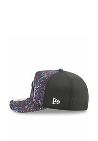 Schwarze Kappe mit einem bunten Spritzmuster auf der Vorderseite, steifem Schirm und perforierten Seiten, mit einem weißen Logo auf der linken Seite.