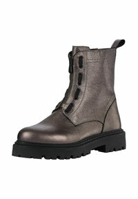 Bottines en cuir gris métallisé avec une finition en cuir texturé, dotées d'une fermeture éclair et d'œillets décoratifs, ainsi qu'une semelle robuste et crantée noire.