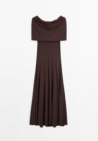 Robe marron, sans épaules, avec une texture lisse, au design long jusqu'au sol et un décolleté drapé. Silhouette simple sans fermetures visibles.