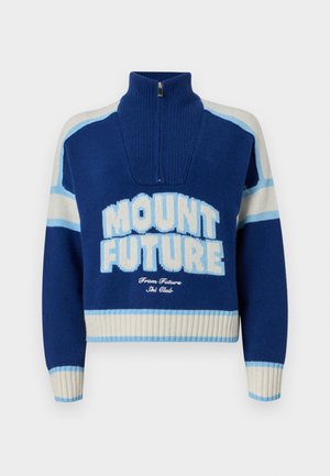 Pull tricoté bleu avec col montant, fermeture à moitié zippée et accents blancs. Présente un grand texte "MOUNT FUTURE" ainsi que des bords-côtes à l'ourlet et aux poignets.