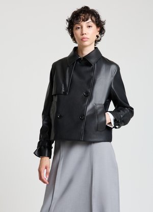 Schwarze, kurz geschnittene Lederjacke mit doppelreihigem Design, großem Kragen und geknöpften Akzenten; verfügt über geraffte Manschetten und eine glatte Textur.