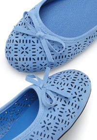 Blaue, durchlöcherte Ballerinas aus Filz, mit einer Schleifenakzent an der Vorderseite, einem glatten Innenfutter und einer strukturierten Sohle.