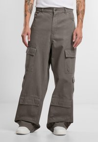 Cargo-Hosen in einem gedämpften Grauton, aus robustem Stoff gefertigt, mit mehreren Front- und Seitentaschen, locker sitzend und mit geradem Beinschnitt.