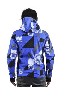 Veste à capuche bleue présentant un motif géométrique de triangles et de rayures en noir et blanc. Fabriquée en matériau lisse et résistant à l'eau.