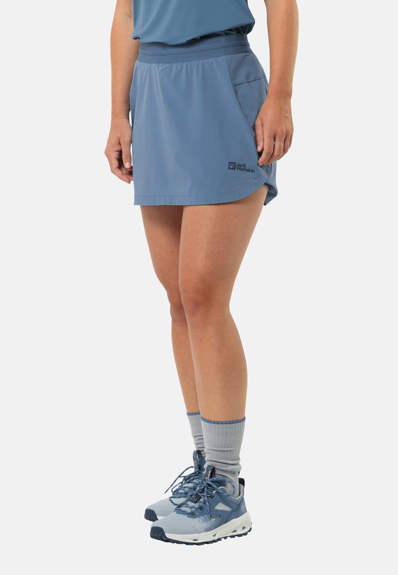 Lichtblauwe sportieve skort met een brede tailleband en zijzak, gemaakt van lichtgewicht, ademend materiaal. Kenmerkt zich door een merklogo op de zoom.