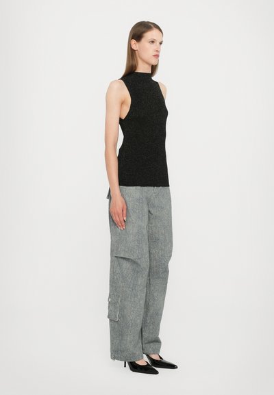 CLOSED SLEEVELESS - Μπλούζα - black