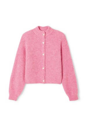 Cardigan en maille côtelée rose avec des manches longues, un col rond et une fermeture à cinq boutons avec des boutons blancs.