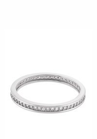 Bague en or blanc, fine et circulaire, présentant une surface lisse et une rangée de pierres précieuses claires incrustées le long de l'anneau.