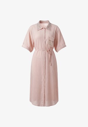 Hellrosa Midi-Kleid mit kurzen Ärmeln, durchgehender Knopfleiste vorne, Taillengürtel und funkelnden Details am Kragen und an der Taschenklappe.