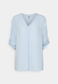 Blusa azzurra chiara realizzata in tessuto testurizzato. Presenta un collo a V, maniche arrotolate con dettagli in bottone e una vestibilità comoda.