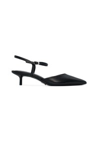 Scarpe con tacco slingback in pelle nera, con punta appuntita, sottile cinturino alla caviglia e tacco kitten basso, caratterizzate da una superficie liscia e un design minimalista.