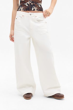Jeans blancos de pernera ancha con una textura suave, que cuentan con un cierre de botón, dos bolsillos frontales y detalles de costura sutiles.