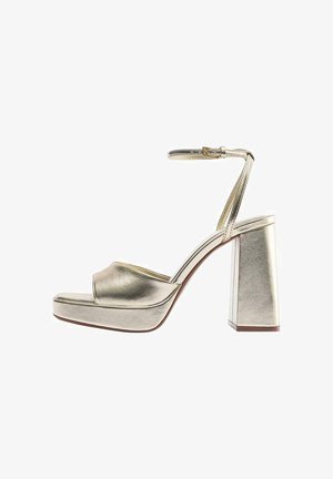 Metallisch goldfarbene High-Heel-Sandale mit dickem Blockabsatz, offenen Zehen, Plateausohle und Knöchelriemen mit kleiner Schnalle.