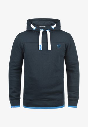 Tumši zils kapuces džemperis ar priekšējo kabatu, baltām auklām un ziliem akcentiem. Izgatavots no mīkstas auduma ar ribotām piedurknēm un apakšmalu.