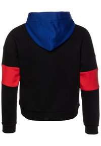 Felpa nera con cappuccio blu e ampie bande rosse intorno alle maniche superiori, vista dal retro.