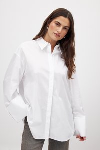 MIT MANSCHETTEN-DETAIL - Hemdbluse - white