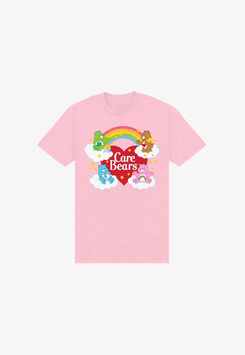 Lyserød t-shirt med Care Bears på skyer, et rødt hjerte med teksten "Care Bears", en regnbue og gule stjerner omkring designet.