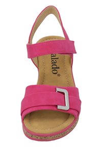 Różowe skórzane sandały z szerokim paskiem i srebrną klamrą. Miękka, wyściełana wkładka oraz platforma wykończona korkiem.