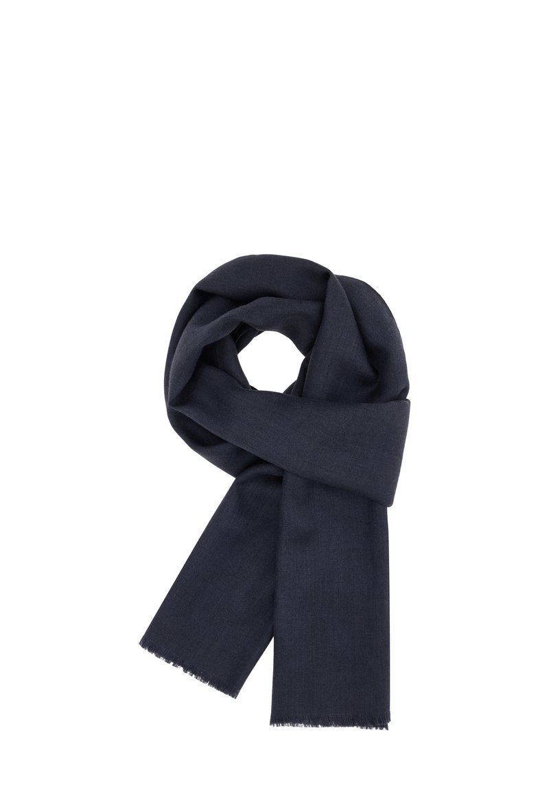 Tmavě navy šála vyrobená z jemné tkaniny, s jednoduchým designem a třepenými okraji, uspořádaná do smyčkové úpravy.
