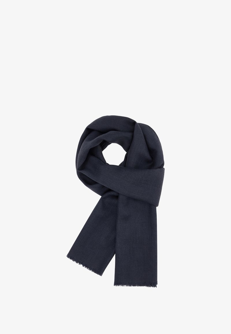 Tmavě navy šála vyrobená z jemné tkaniny, s jednoduchým designem a třepenými okraji, uspořádaná do smyčkové úpravy.