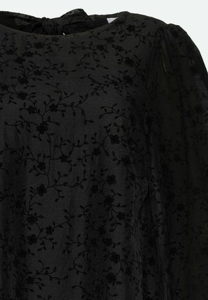 Čierne šaty s vyšívanými kvetinovými vzormi, priehľadnou tkaninou a zaviazaným výstrihom s naberanými rukávmi. Textúra vyzerá ľahko a jemne.